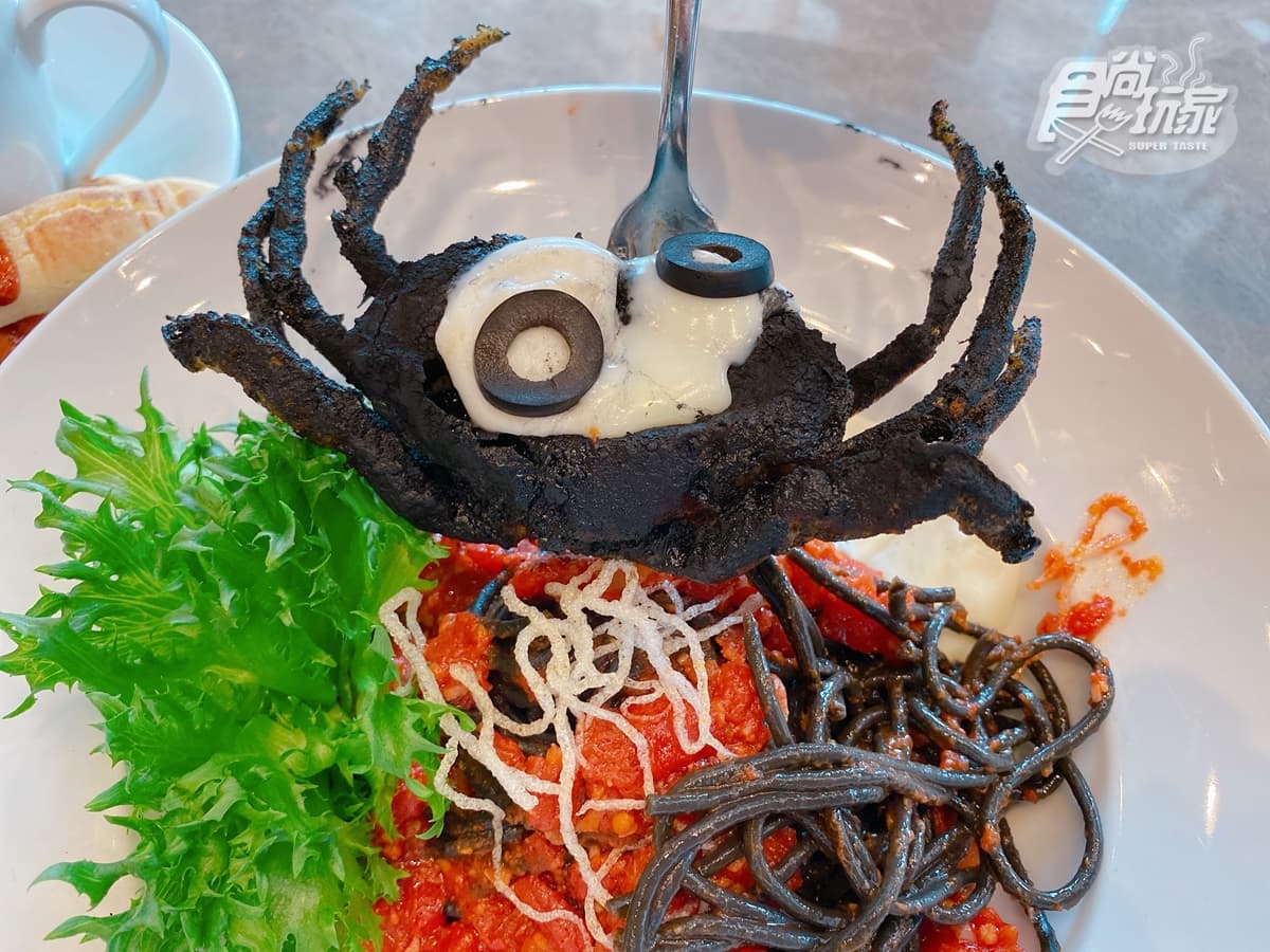 超狂酒吧「酥炸蜘蛛麵」這裡吃！還有撒旦腦袋可挖，冒煙魔法飲等最低120元能吃