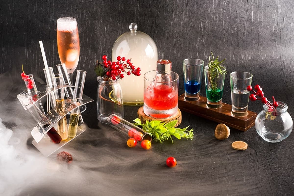 超狂酒吧「酥炸蜘蛛麵」這裡吃！還有撒旦腦袋可挖，冒煙魔法飲等最低120元能吃