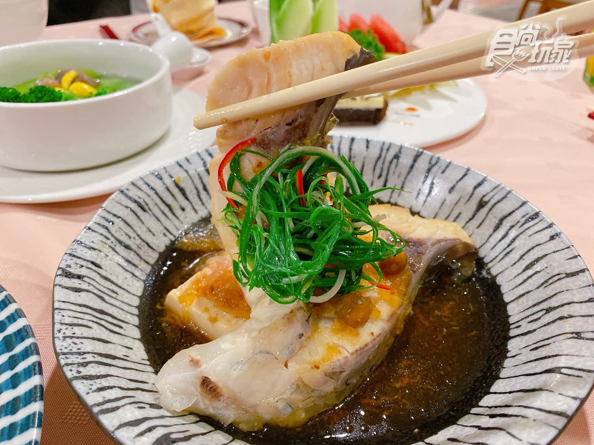 全台最美「大壩泳池」！無敵湖景飯店1350元爽住，還送10道澎派晚餐+吃到飽