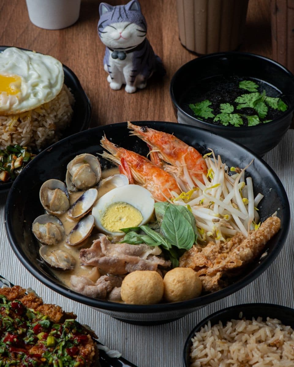 台南一開3家店！獨門祕方星馬「叻沙麵」必點海陸雙拼，壽星送「恐龍美祿」