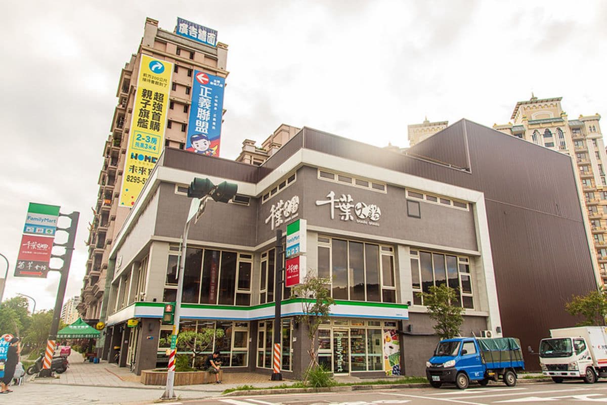 新北這家餐廳超有哏！KTV包廂嗑浮誇海鮮火鍋，寶箱藏整隻帝王蟹、活體波士頓龍蝦