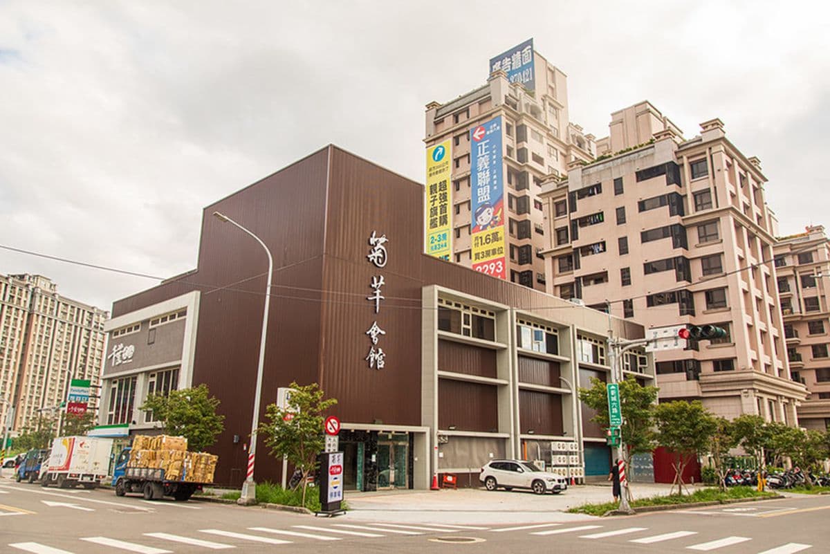 新北這家餐廳超有哏！KTV包廂嗑浮誇海鮮火鍋，寶箱藏整隻帝王蟹、活體波士頓龍蝦