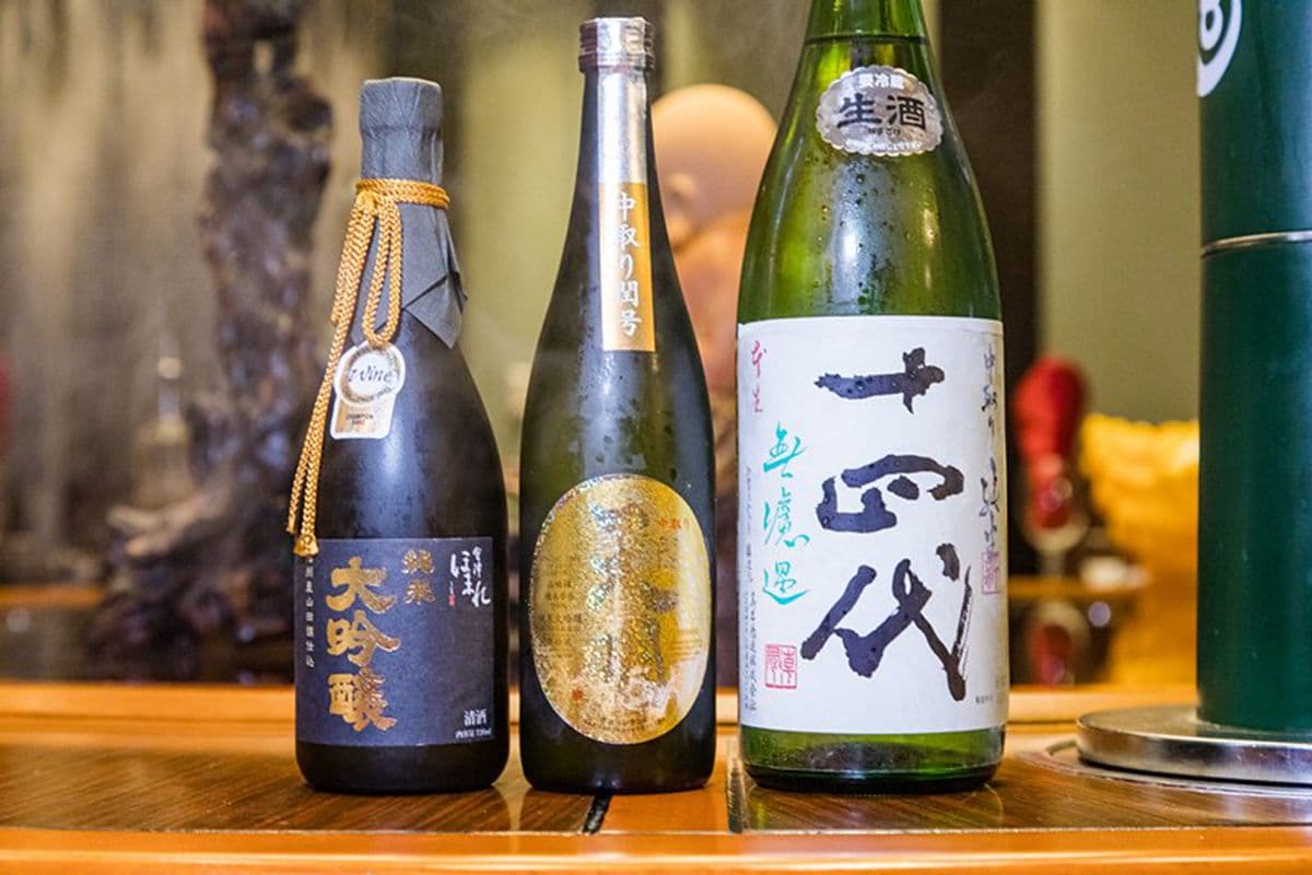 新北這家餐廳超有哏！KTV包廂嗑浮誇海鮮火鍋，寶箱藏整隻帝王蟹、活體波士頓龍蝦
