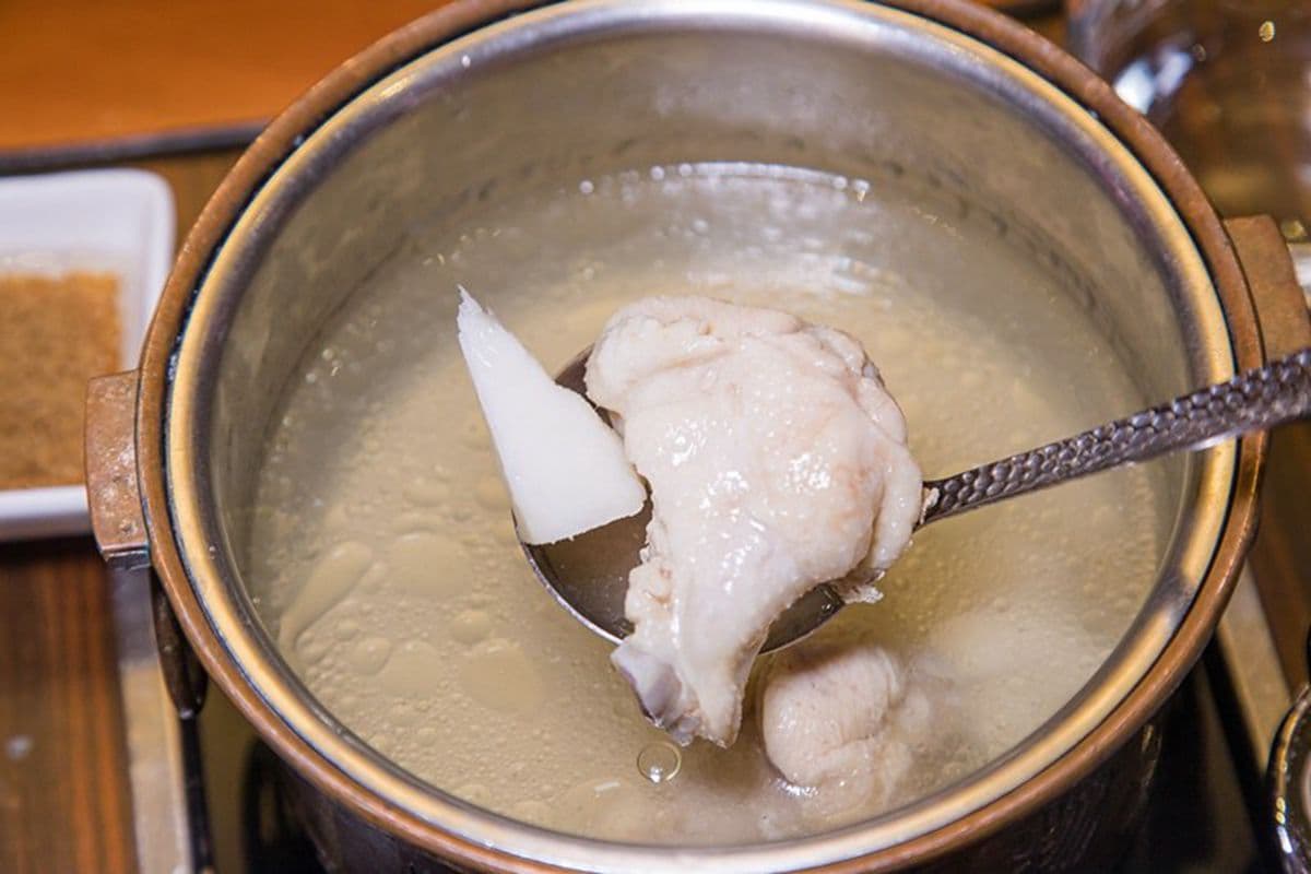 新北這家餐廳超有哏！KTV包廂嗑浮誇海鮮火鍋，寶箱藏整隻帝王蟹、活體波士頓龍蝦