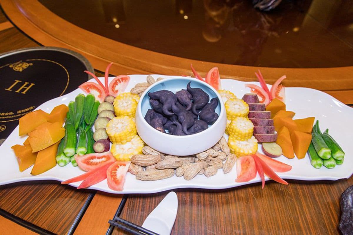 新北這家餐廳超有哏！KTV包廂嗑浮誇海鮮火鍋，寶箱藏整隻帝王蟹、活體波士頓龍蝦