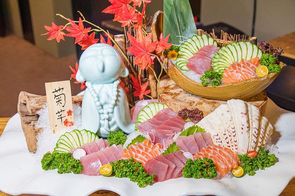 新北這家餐廳超有哏！KTV包廂嗑浮誇海鮮火鍋，寶箱藏整隻帝王蟹、活體波士頓龍蝦
