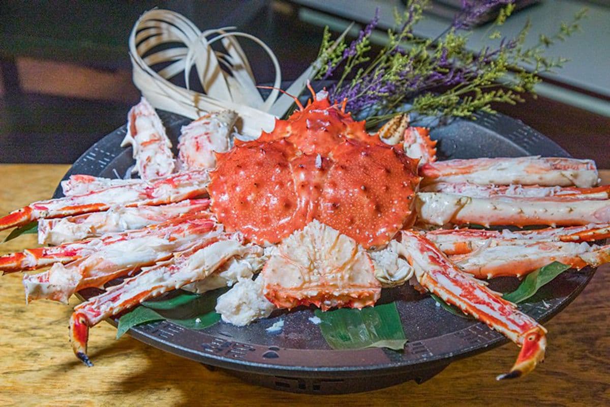 新北這家餐廳超有哏！KTV包廂嗑浮誇海鮮火鍋，寶箱藏整隻帝王蟹、活體波士頓龍蝦