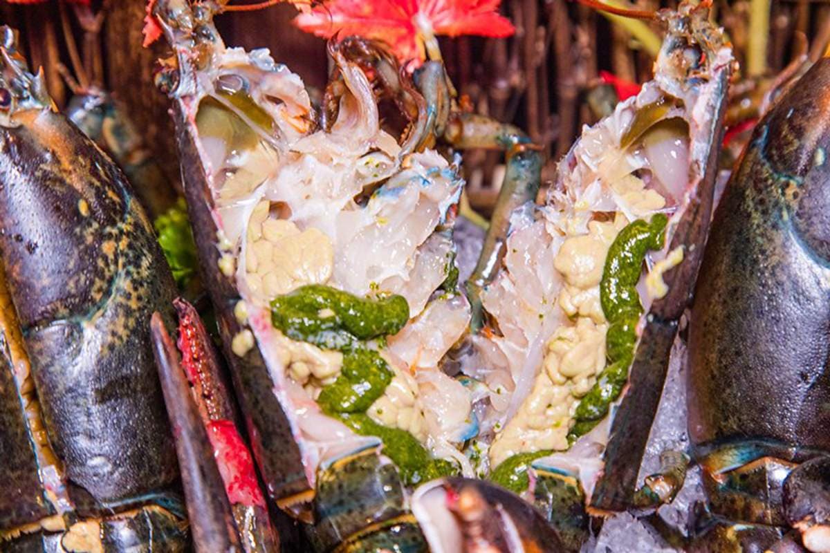 新北這家餐廳超有哏！KTV包廂嗑浮誇海鮮火鍋，寶箱藏整隻帝王蟹、活體波士頓龍蝦