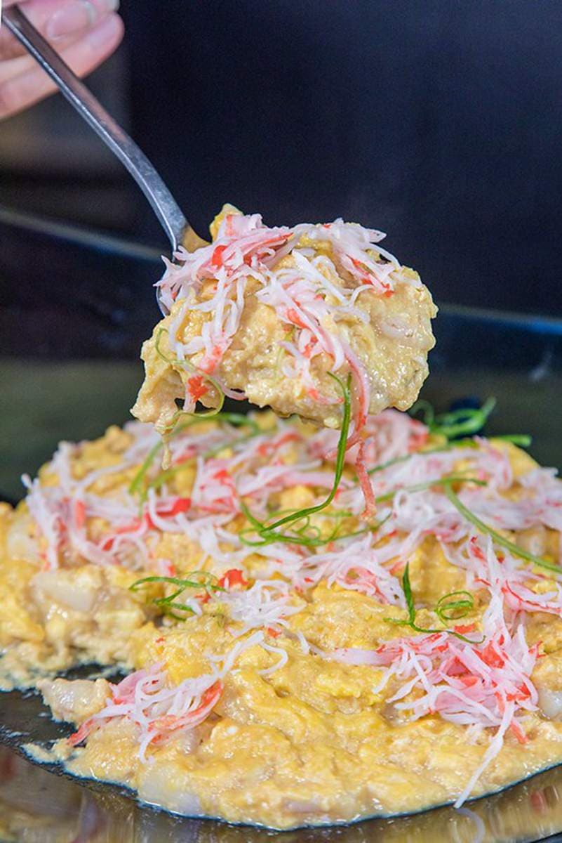 新北這家餐廳超有哏！KTV包廂嗑浮誇海鮮火鍋，寶箱藏整隻帝王蟹、活體波士頓龍蝦