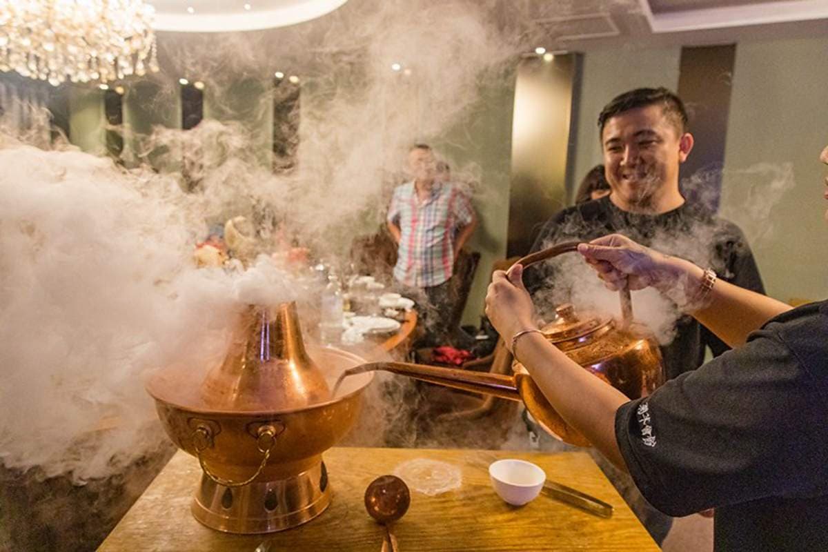 新北這家餐廳超有哏！KTV包廂嗑浮誇海鮮火鍋，寶箱藏整隻帝王蟹、活體波士頓龍蝦