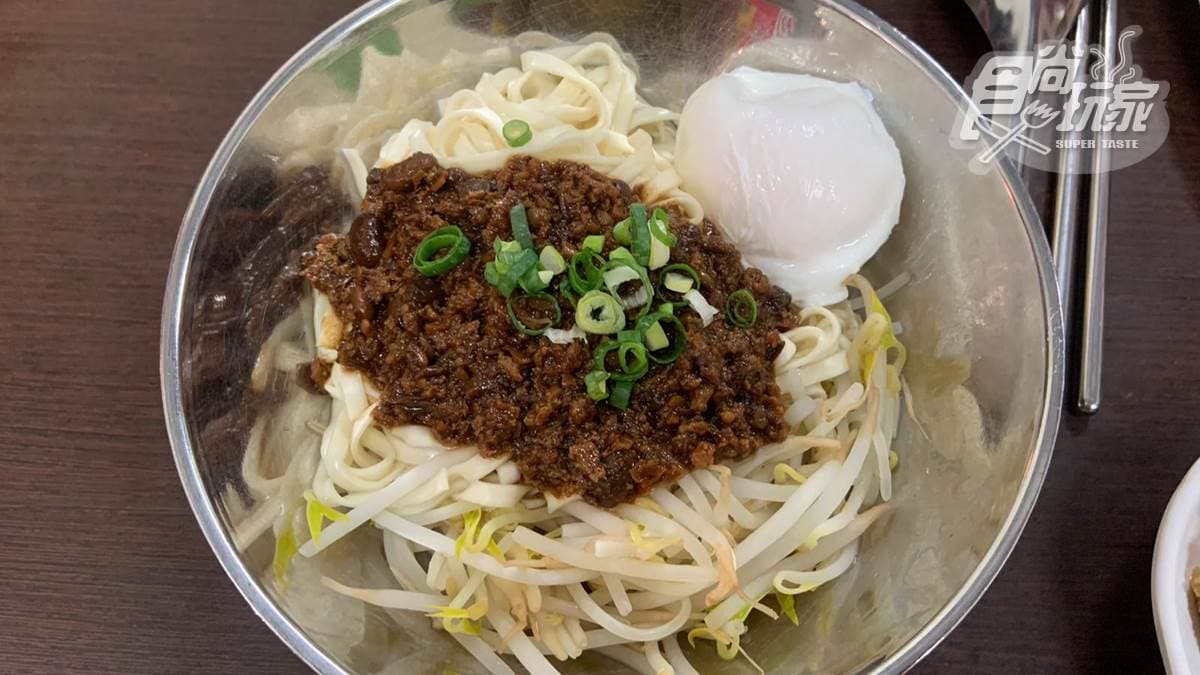 下午就賣光！新竹老字號炸醬麵配「蛋包」有濃濃眷村味，軟嫩牛肉麵一吃停不下