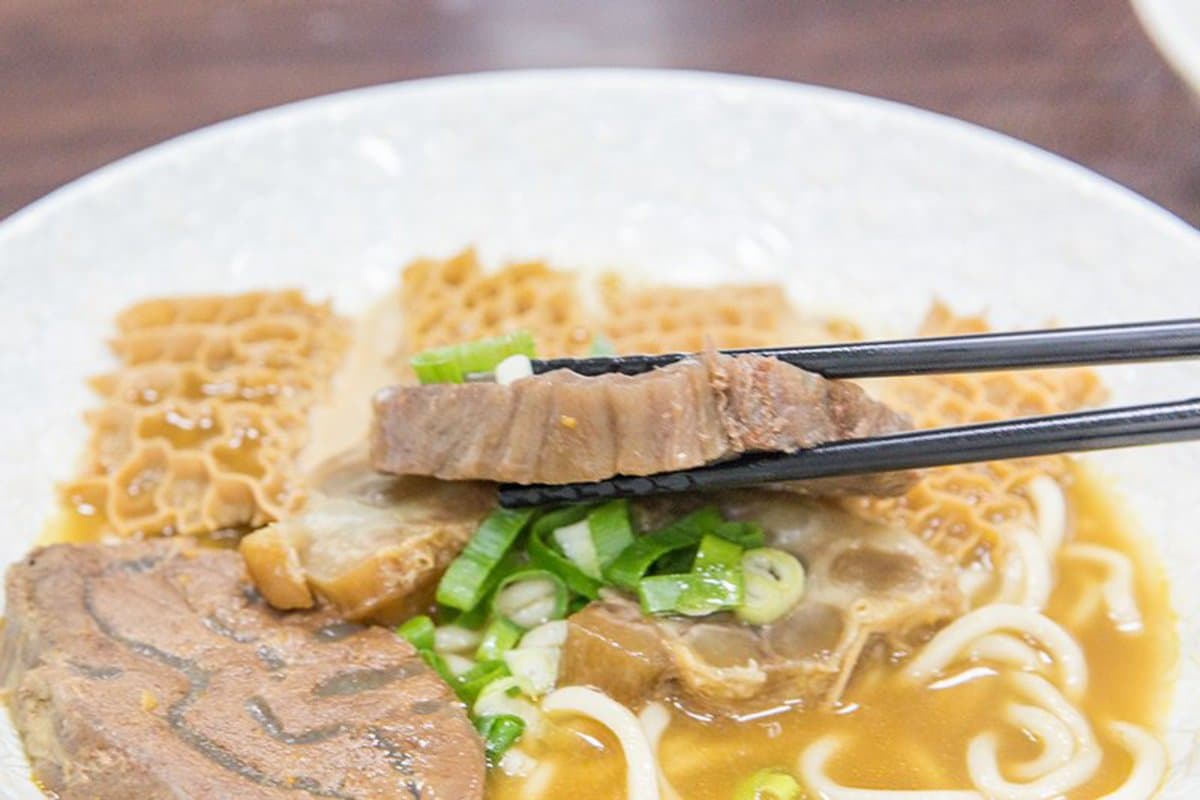 晚來吃不到！內湖浮誇牛肉麵有超霸氣「一根筋」，厚切紅燒三寶也必點