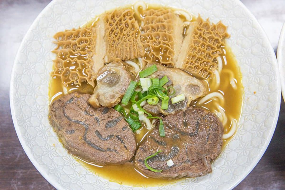 晚來吃不到！內湖浮誇牛肉麵有超霸氣「一根筋」，厚切紅燒三寶也必點