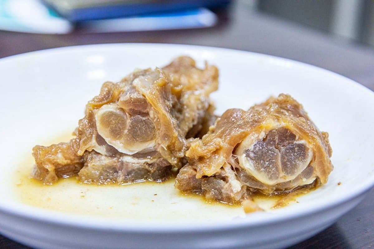 晚來吃不到！內湖浮誇牛肉麵有超霸氣「一根筋」，厚切紅燒三寶也必點