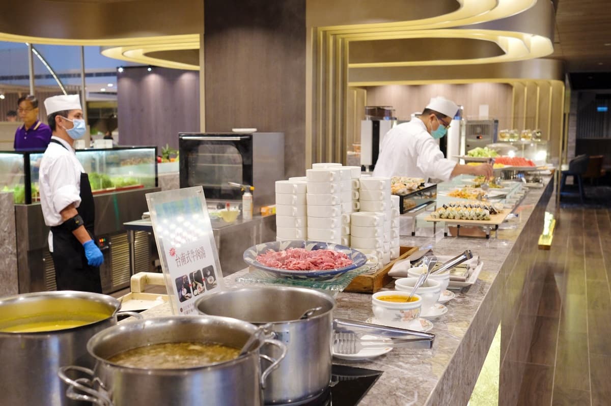 比夜市還便宜!只要加158元爽吃「飯店牛排」+吃到飽無限狂拿,還有南霸天酒吧可喝 比夜市還便宜!只要加158元爽吃「飯店牛排」+吃到飽無限狂拿,還有南霸天酒吧可喝