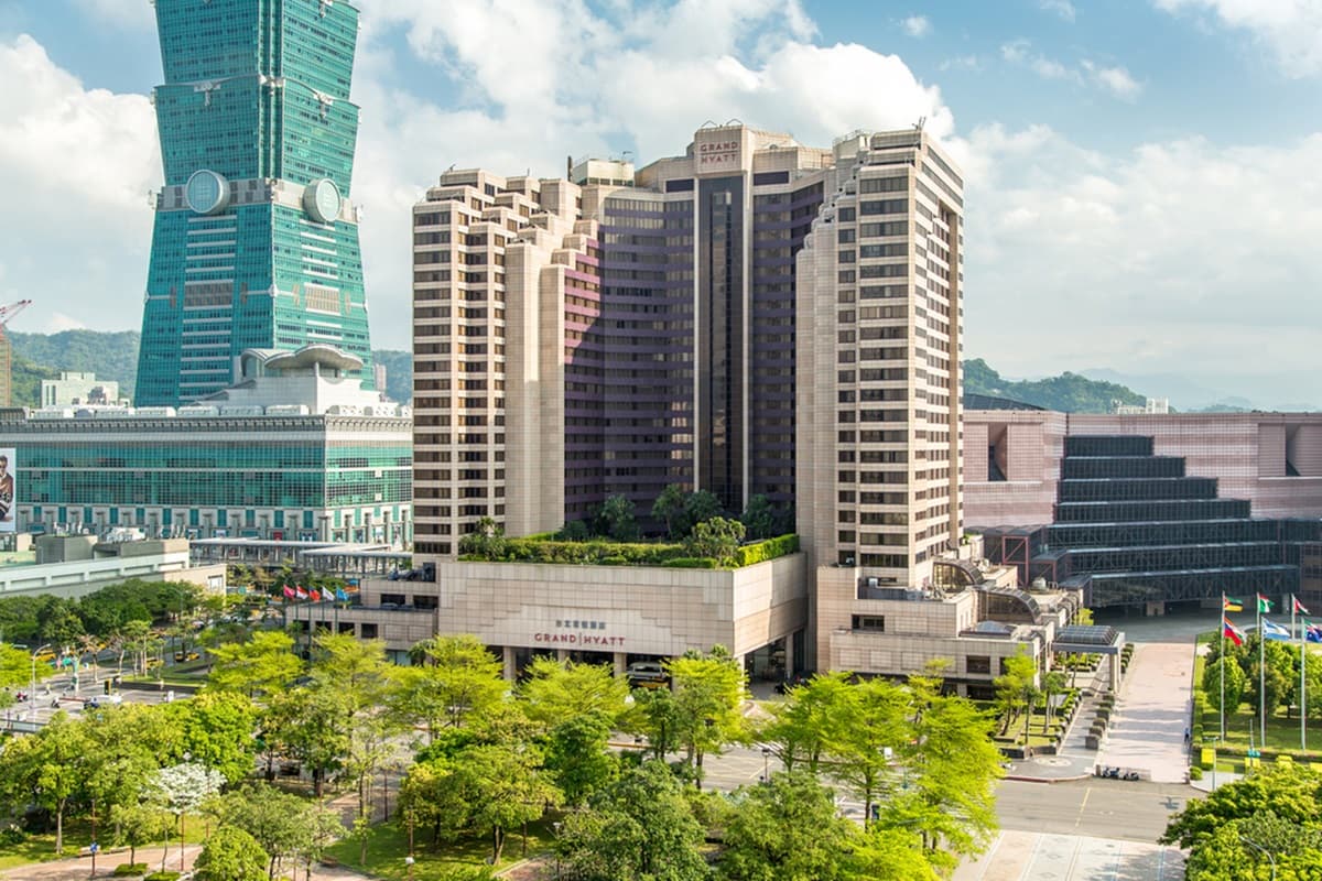 台中、台北「買一晚送一晚」!2大五星飯店2.2折爽住,每人2222元都還送吃到飽 台中、台北「買一晚送一晚」!2大五星飯店2.2折爽住,每人2222元都還送吃到飽