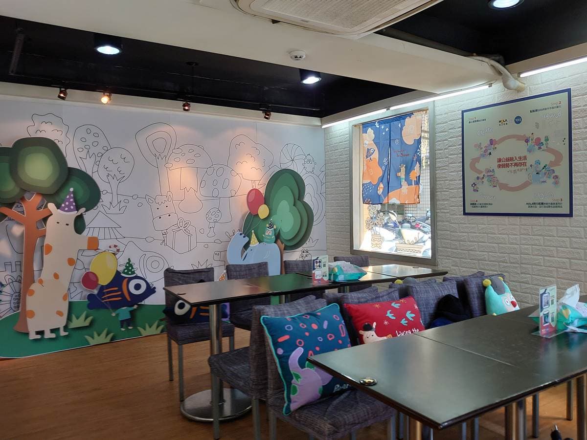 Q萌度破表！HOLAx點點善推12款療癒公益小物：「大眼魚」造型抱枕、陶瓷杯墊組