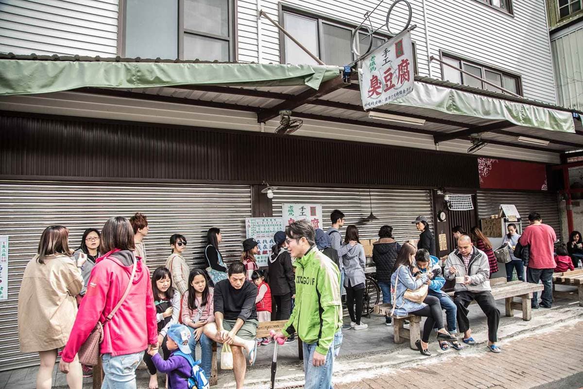 1週只賣2天!三義隱藏版「臭豆腐」一咬就噴汁,還有Q嫩大腸、蒜香辣醬都必加 1週只賣2天!三義隱藏版「臭豆腐」一咬就噴汁,還有Q嫩大腸、蒜香辣醬都必加
