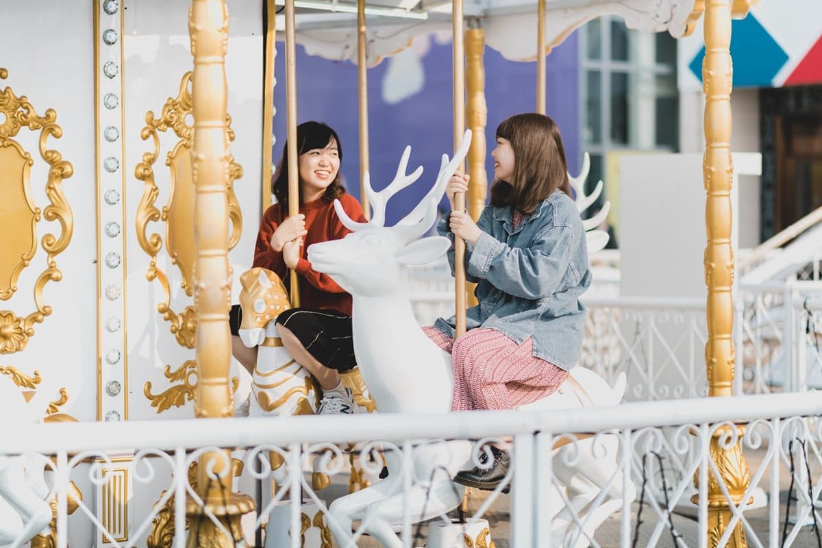耶誕限定！高雄夢時代打造「純白系嘉年華遊樂園」，消費滿額再送「設施免費玩兌換券」