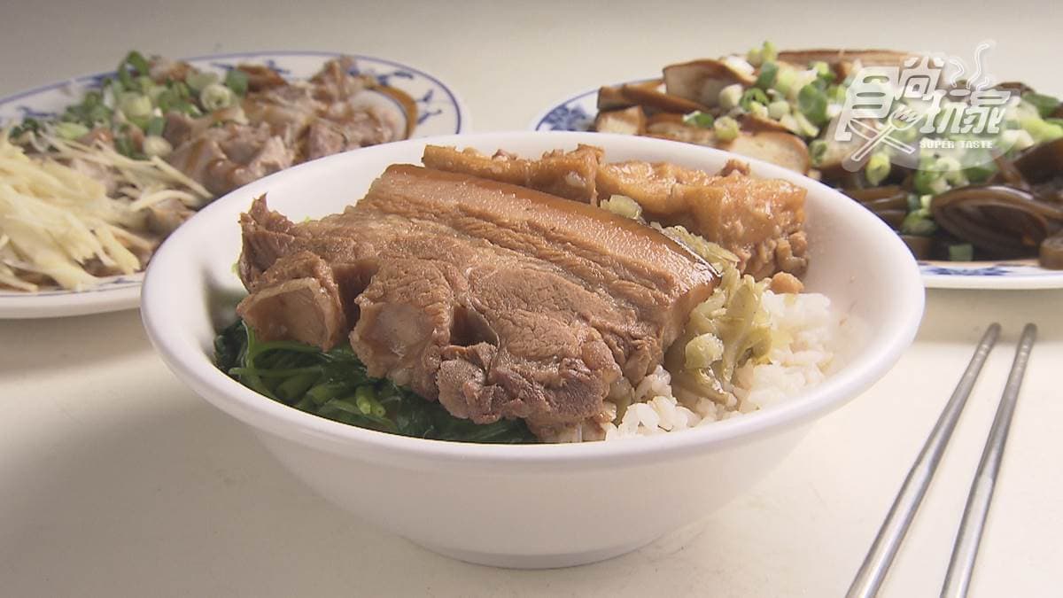 爌肉飯肥肉的部分很入味，瘦肉軟嫩細緻，搭配酸菜超下飯。