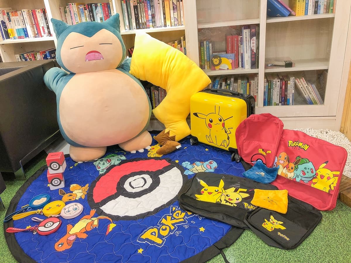 100公分卡比獸大抱枕直接帶走！全家「寶可夢集點」24款周邊：皮卡行李箱、卡牌收納盒
