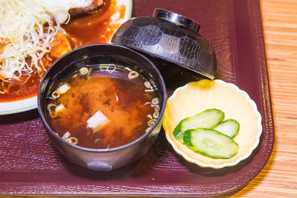 【新開店】名古屋料理桃園吃得到！純豬肉漢堡排有滿滿肉汁，再搭蛋黃瀑布超邪惡
