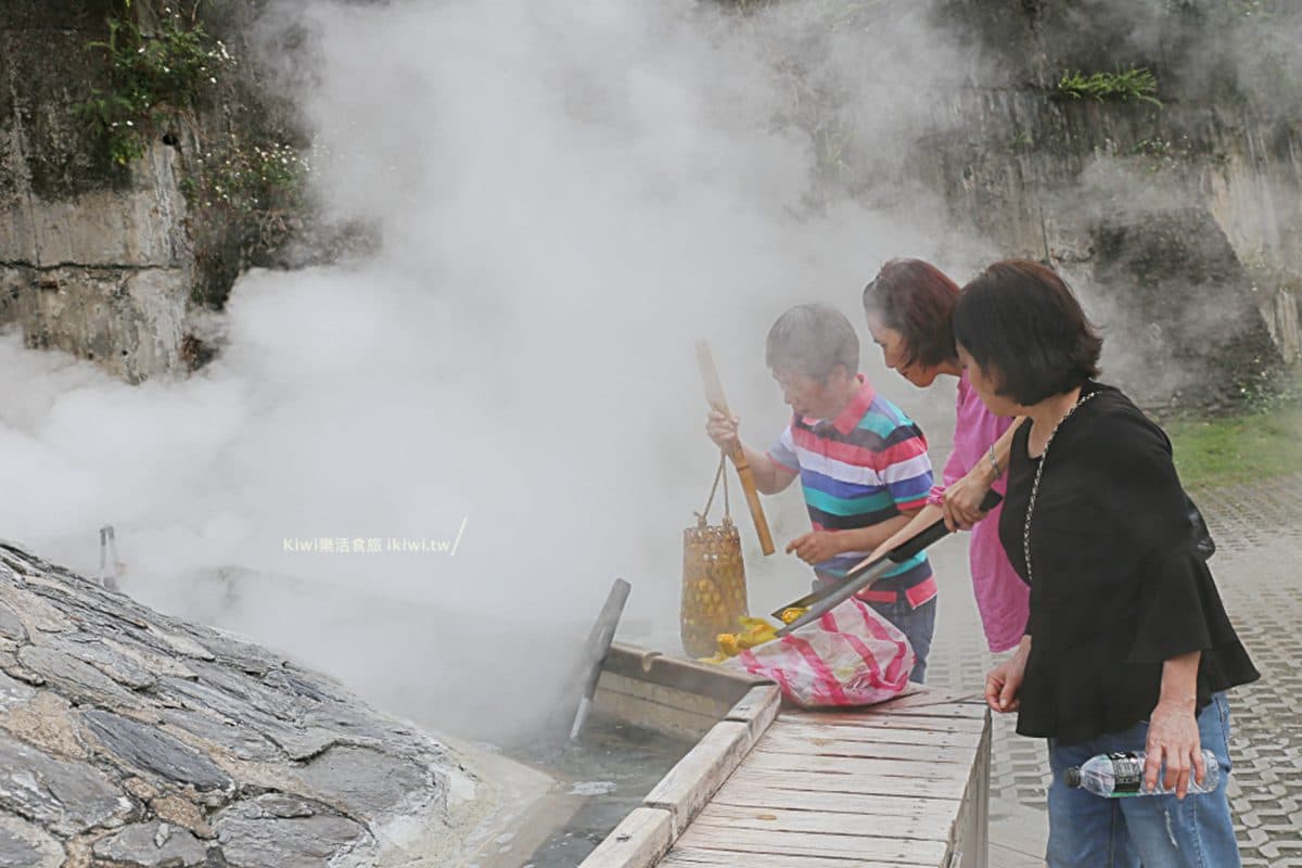 今冬宜蘭必衝行程！石頭湯池泡夢幻藍色溫泉，地熱煮蛋、玉米又Q又甜