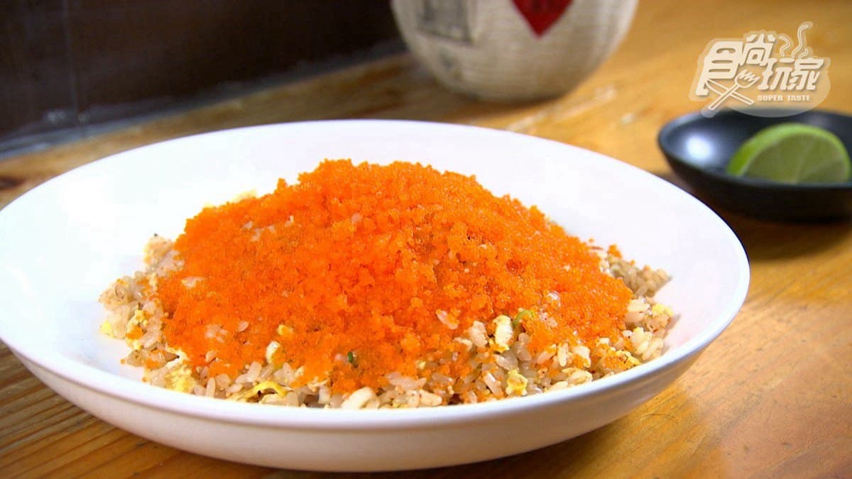 超浮誇的「魚卵翡翠炒飯」，滿滿的魚卵搭配有脆度的蝦仁，真的好誘人。