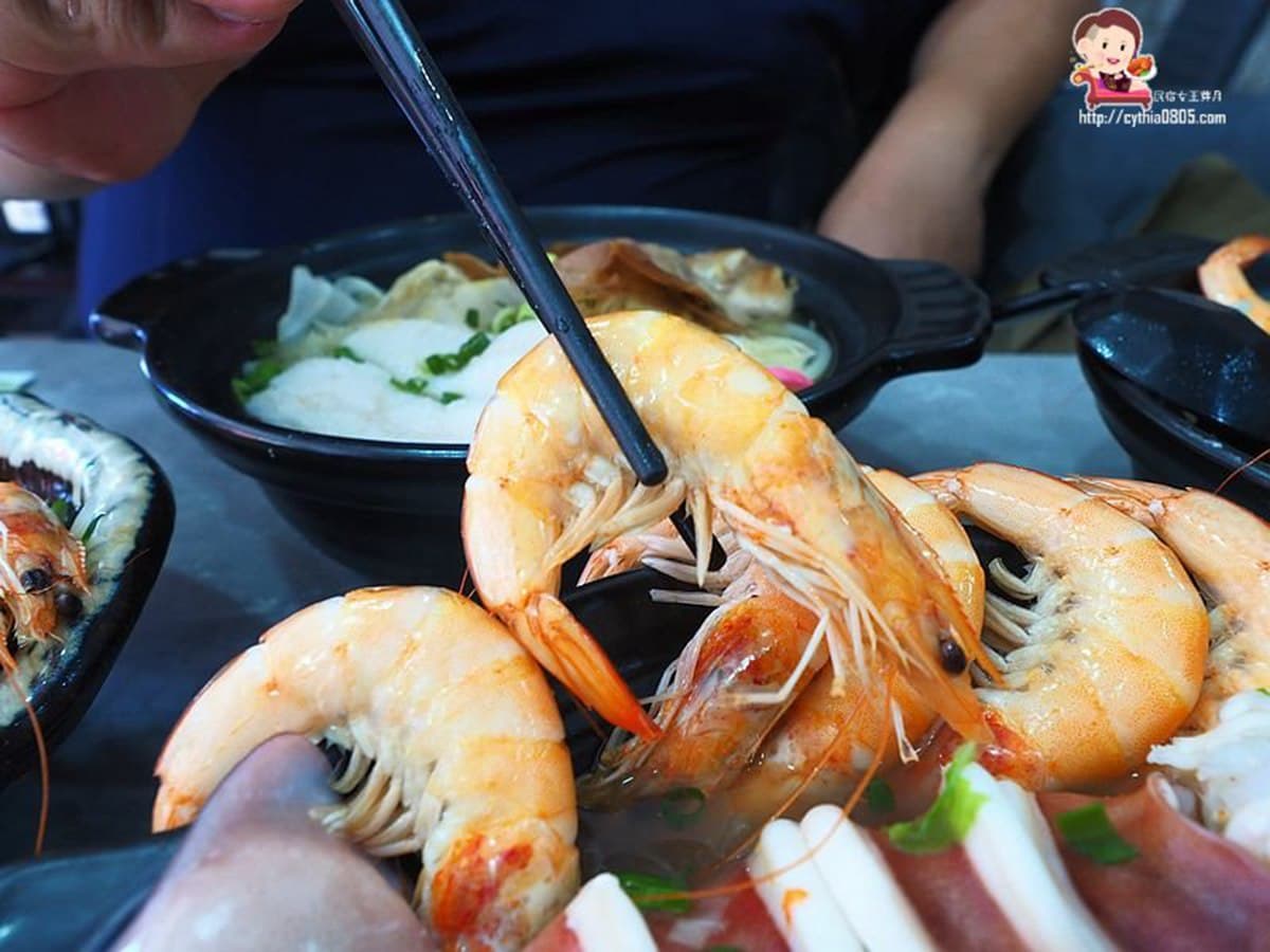 海鮮控暴動啦！中壢「痛風麵」能吃到一整隻大魷魚，滿滿鮮蝦、蛤蜊湯頭超甘甜