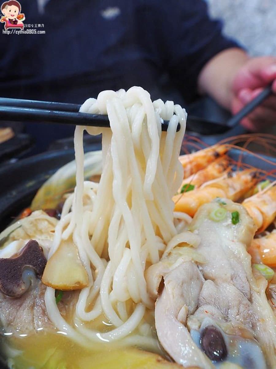 海鮮控暴動啦！中壢「痛風麵」能吃到一整隻大魷魚，滿滿鮮蝦、蛤蜊湯頭超甘甜