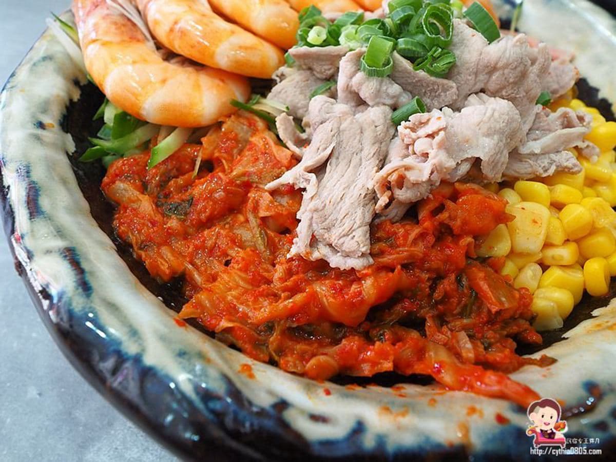 海鮮控暴動啦！中壢「痛風麵」能吃到一整隻大魷魚，滿滿鮮蝦、蛤蜊湯頭超甘甜