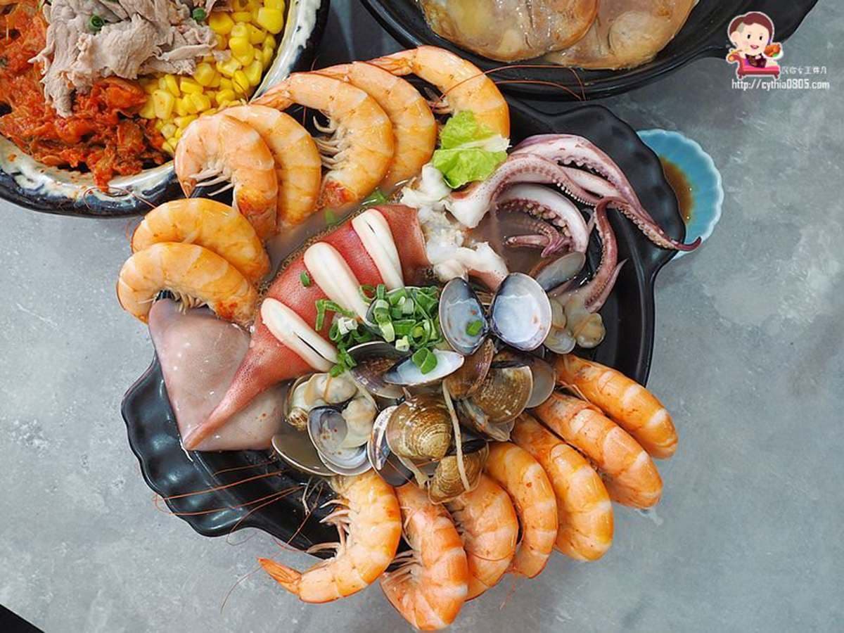 海鮮控暴動啦！中壢「痛風麵」能吃到一整隻大魷魚，滿滿鮮蝦、蛤蜊湯頭超甘甜
