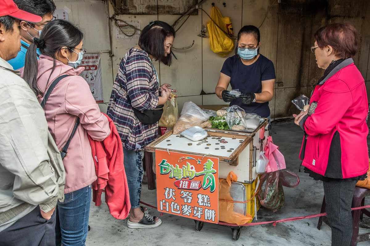 女神難忘的古早味！新竹人氣白色麥芽餅1顆只要15元，純手工現點現做一口咬下會牽絲