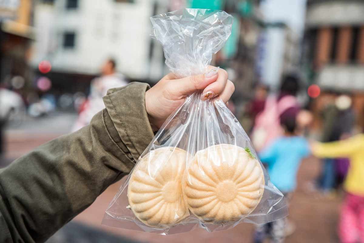 女神難忘的古早味！新竹人氣白色麥芽餅1顆只要15元，純手工現點現做一口咬下會牽絲