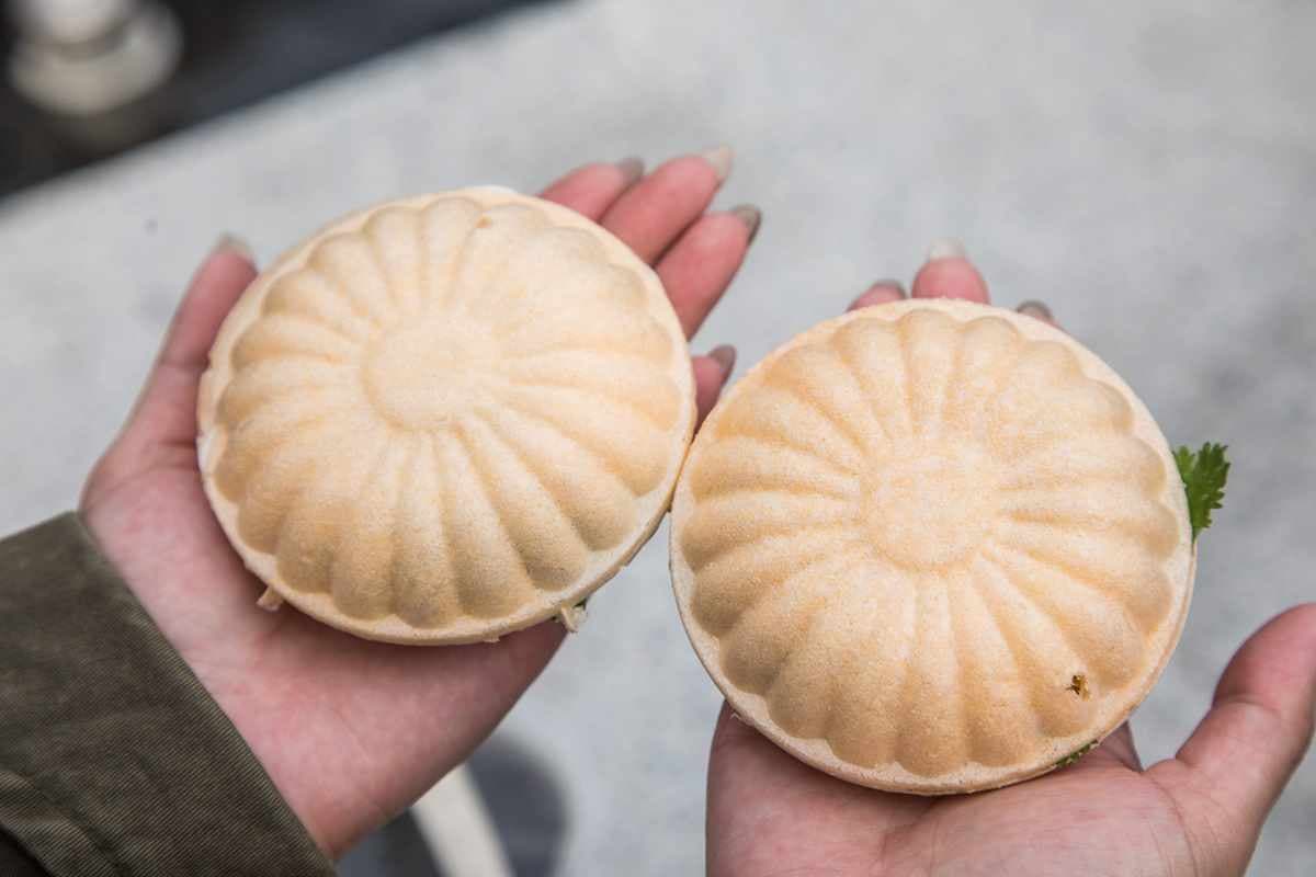 女神難忘的古早味！新竹人氣白色麥芽餅1顆只要15元，純手工現點現做一口咬下會牽絲