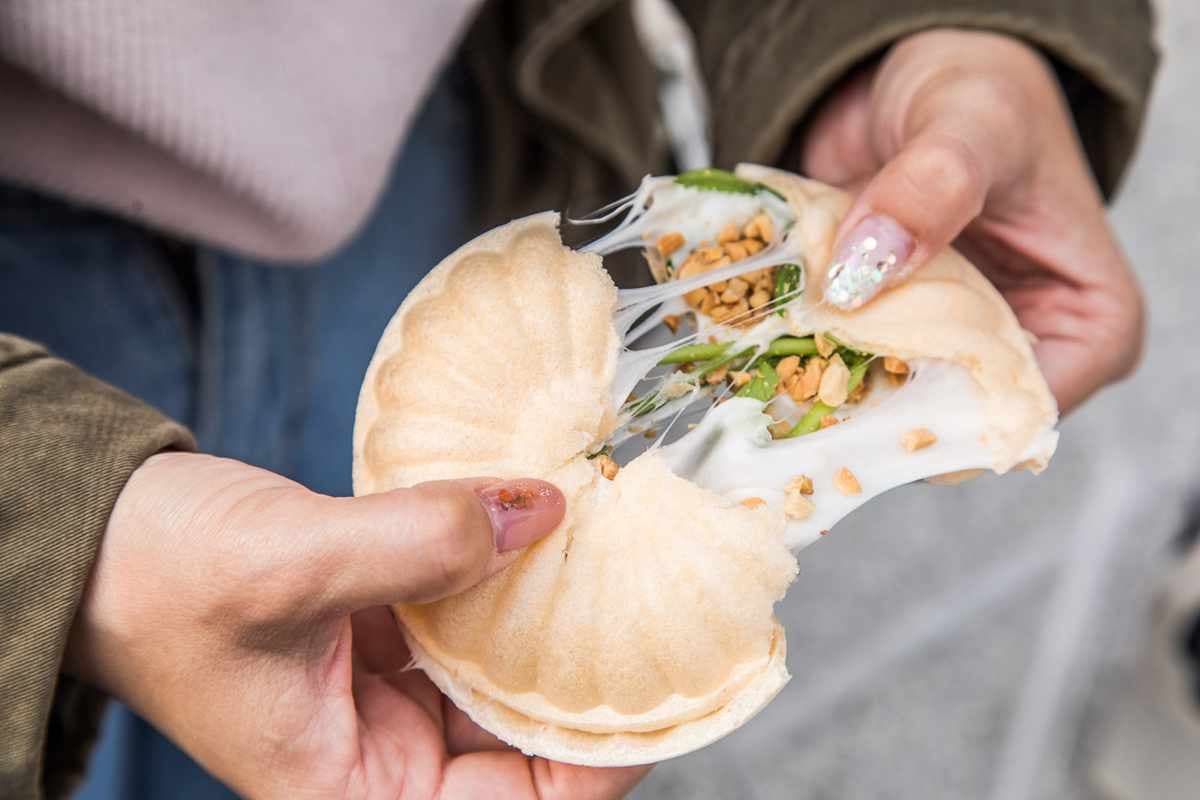 女神難忘的古早味！新竹人氣白色麥芽餅1顆只要15元，純手工現點現做一口咬下會牽絲