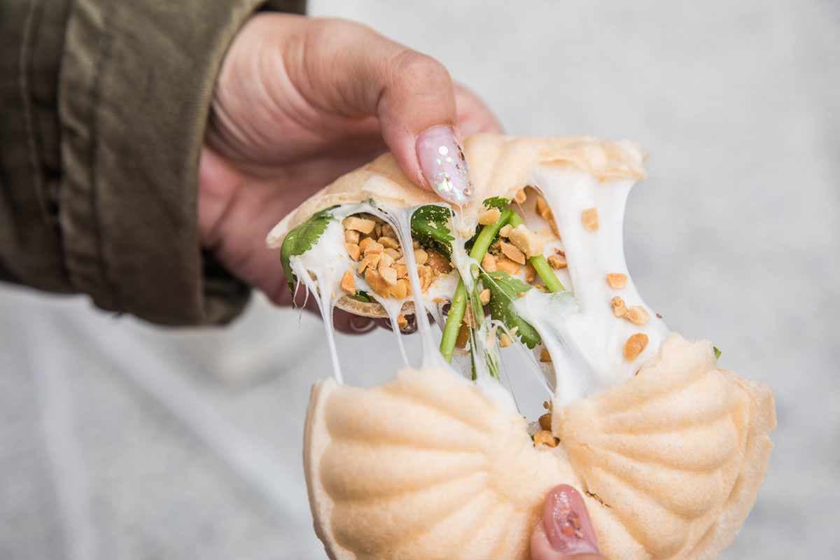 女神難忘的古早味！新竹人氣白色麥芽餅1顆只要15元，純手工現點現做一口咬下會牽絲