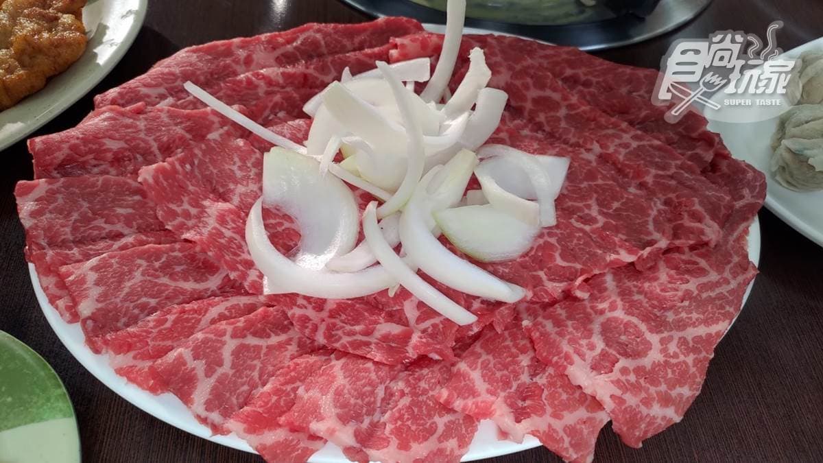 牛肉涮一下就可以吃了，能嘗得到肉質的原汁原味。