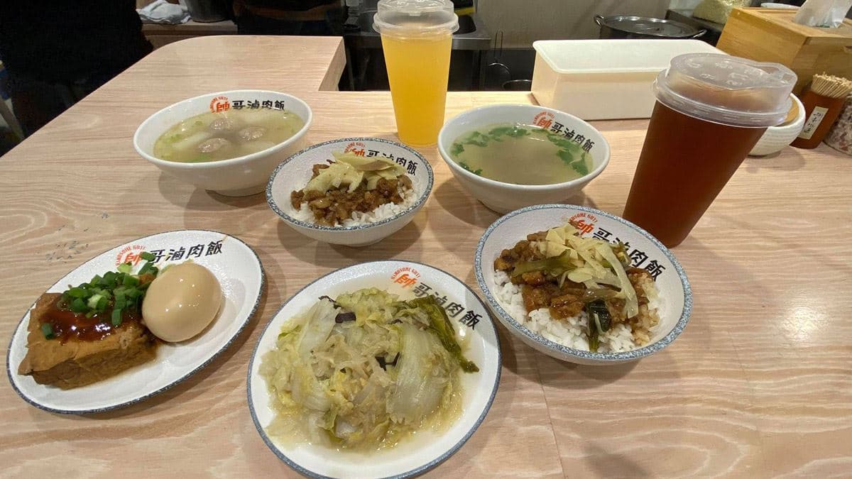 【食尚首播】傳承三代！台北黃金比例滷肉飯有滿滿膠質，老饕肉湯肉質鮮嫩帶中藥香