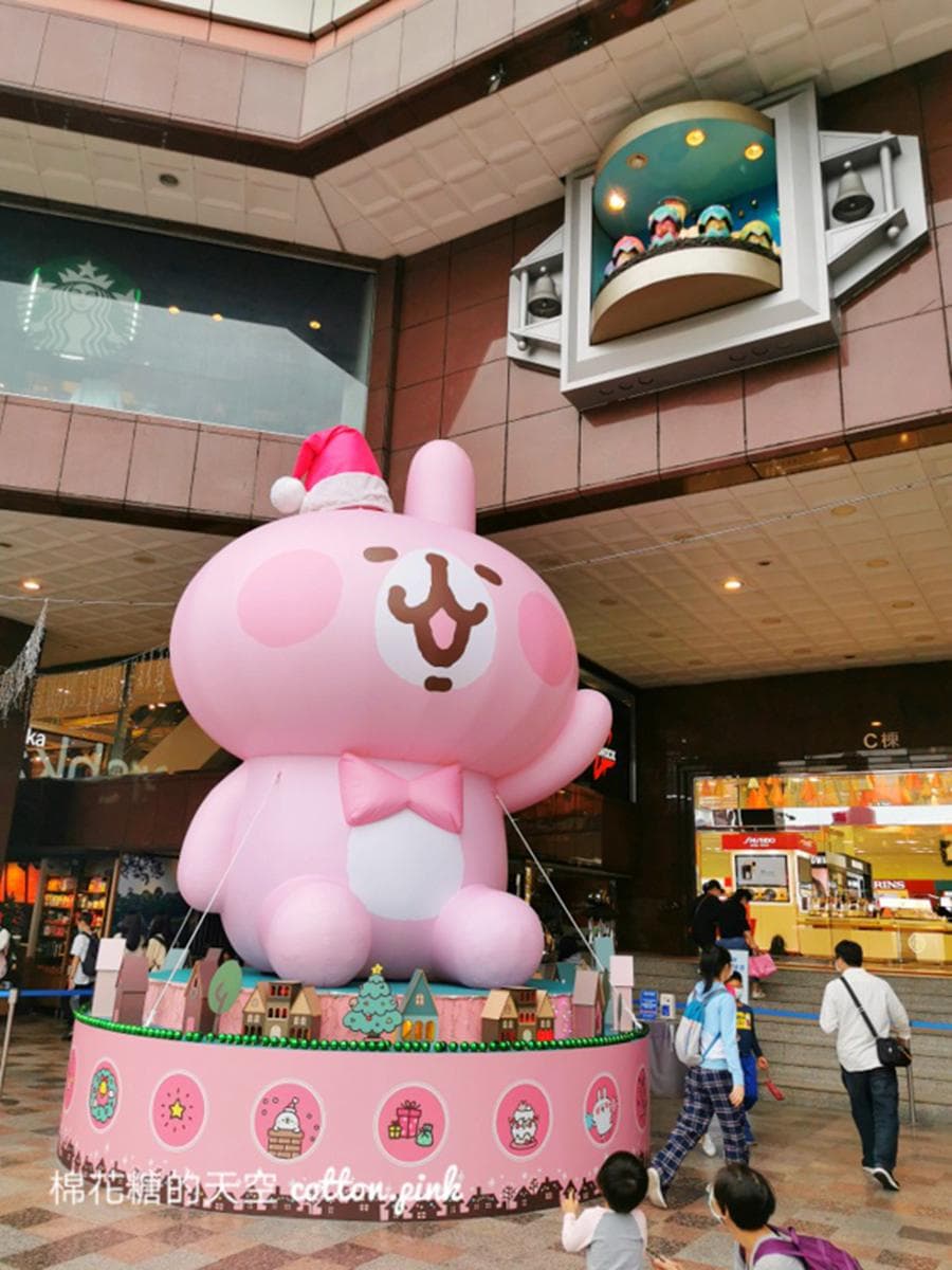 12月必追！全台25棵特殊造型耶誕樹：DIOR光雕、寶可夢、2D旋轉麋鹿、三麗鷗