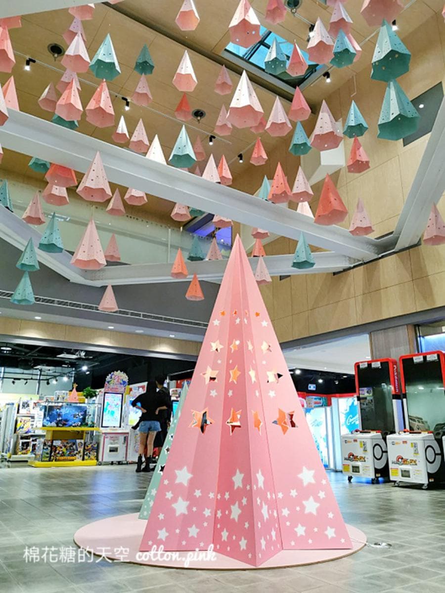 12月必追！全台25棵特殊造型耶誕樹：DIOR光雕、寶可夢、2D旋轉麋鹿、三麗鷗
