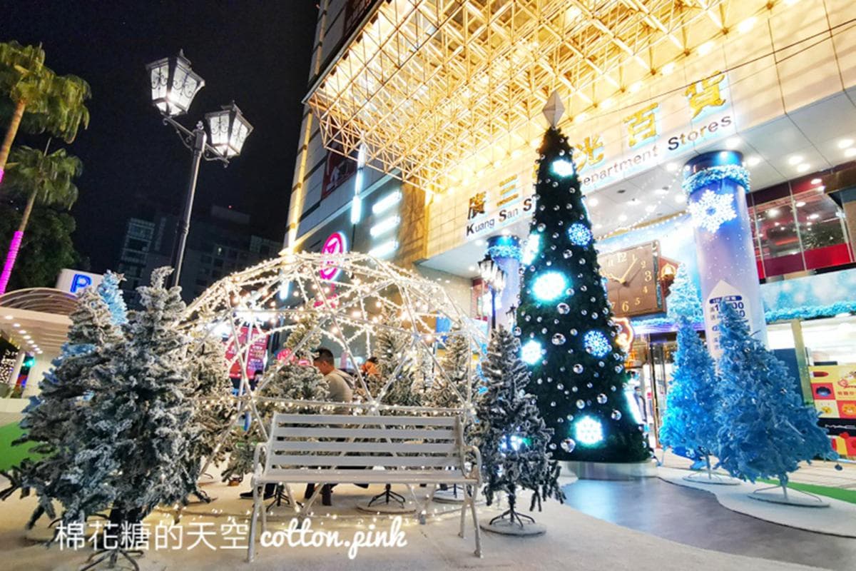 12月必追！全台25棵特殊造型耶誕樹：DIOR光雕、寶可夢、2D旋轉麋鹿、三麗鷗