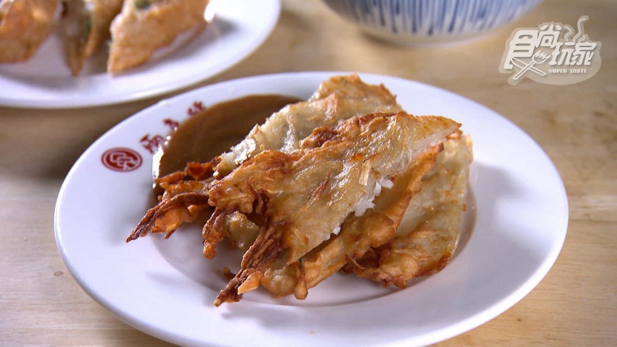 現炸的牛蒡天婦羅充滿牛蒡的香氣配上魚漿的鮮甜，再沾點甜辣醬風味更棒喔！