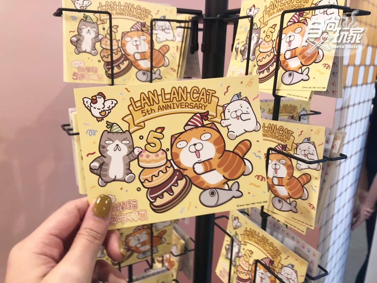 愈爛愈愛！人氣貼圖「白爛貓五週年特展」，打造12區超台味場景：爛又爛早餐、87銀行