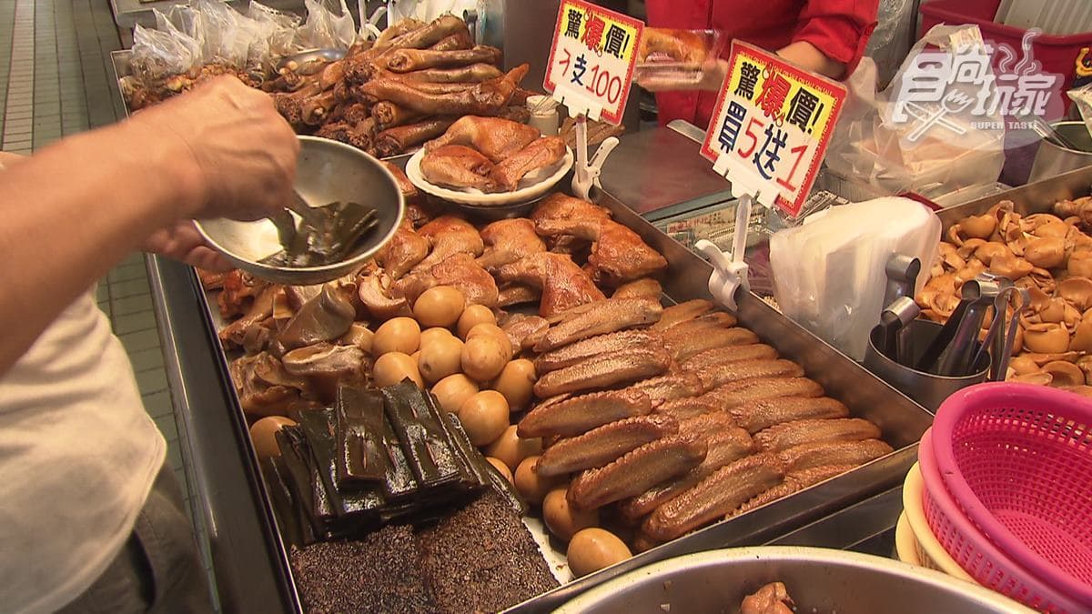 「紅番薯阿嬤油飯」還有販售煙燻滷味。