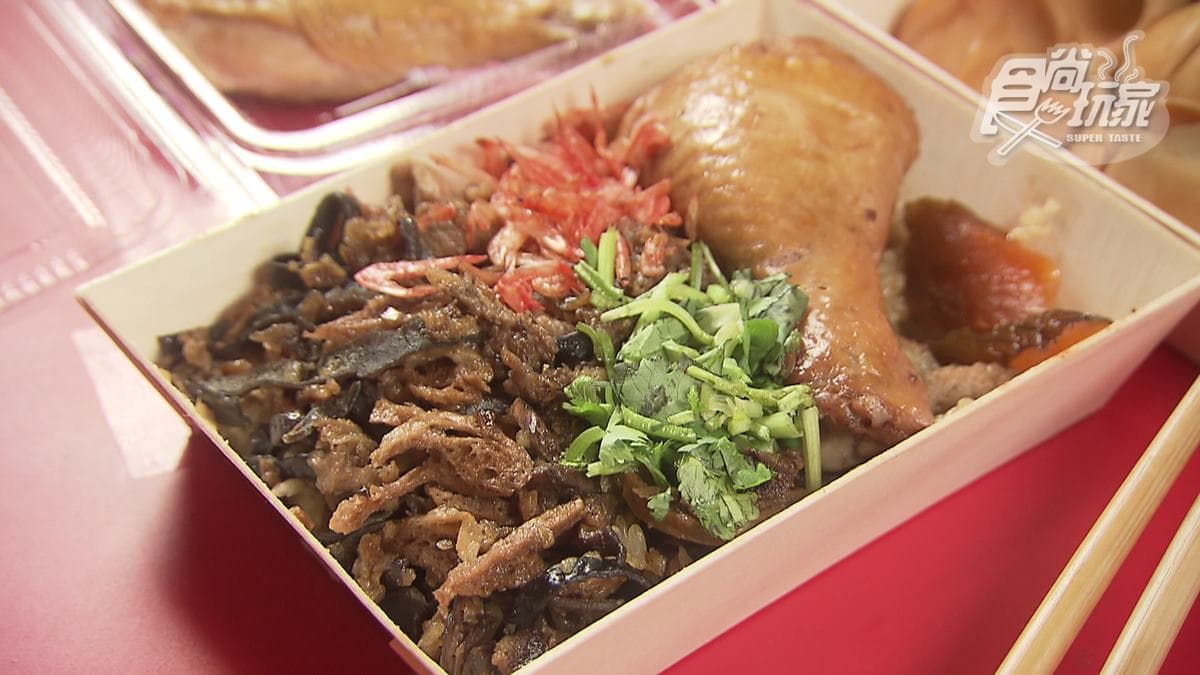 油飯裡添加了櫻花蝦、醬瓜、香菜，保有米粒口感。