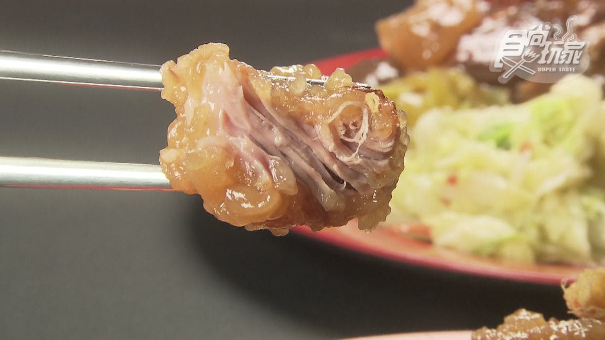 豬肉經過醃製、裹粉油炸再滷製，口感軟嫩不柴。