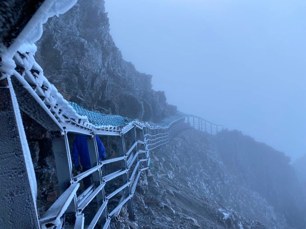 -6.7度銀白世界！玉山出現夢幻「霧淞步道」，最冷寒流登山需注意