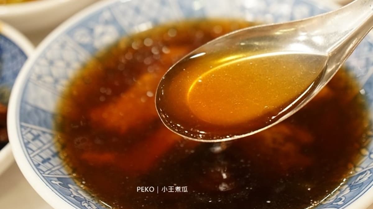 華西街夜市必吃這攤！「黑金滷肉飯」連3年獲米其林，膠質滷汁拌香Q米飯超唰嘴