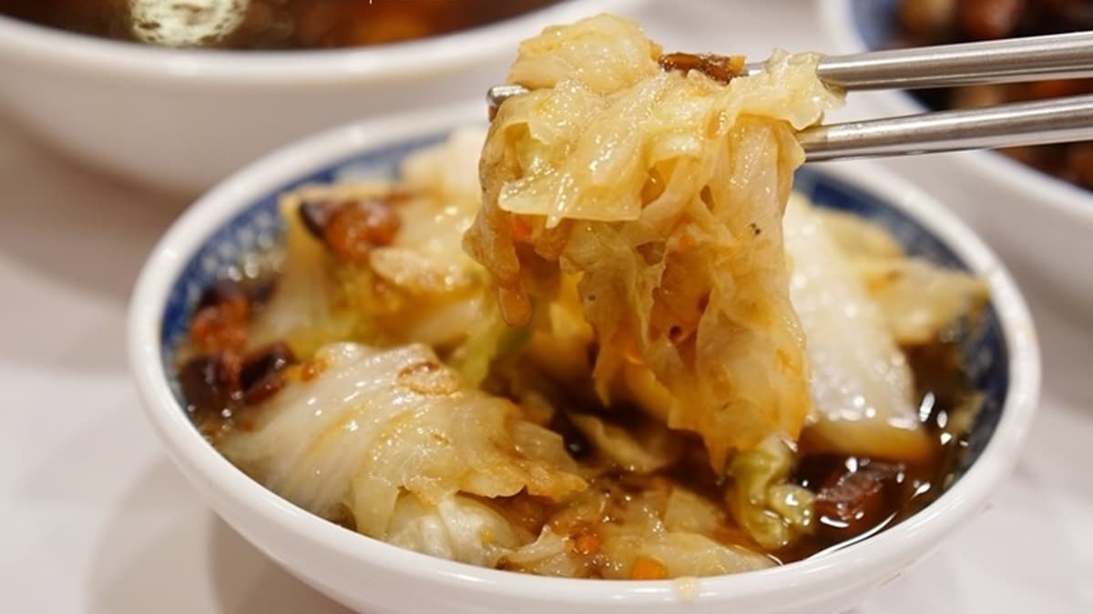 華西街夜市必吃這攤！「黑金滷肉飯」連3年獲米其林，膠質滷汁拌香Q米飯超唰嘴